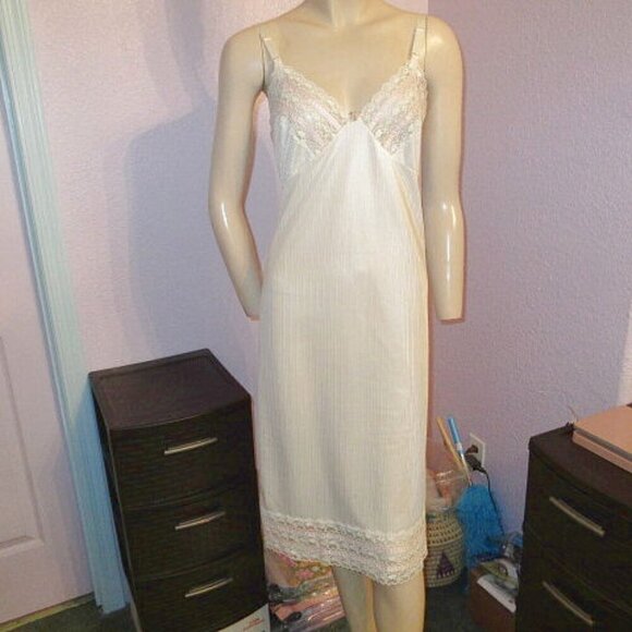 VINTAGE Avon CHEMISE Slip DRESS Size M CROCHET Lace V-NECK Coquette USA MADE - Picture 1 of 12